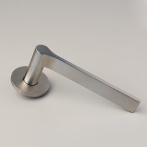 Teardrop lever handle on round rose