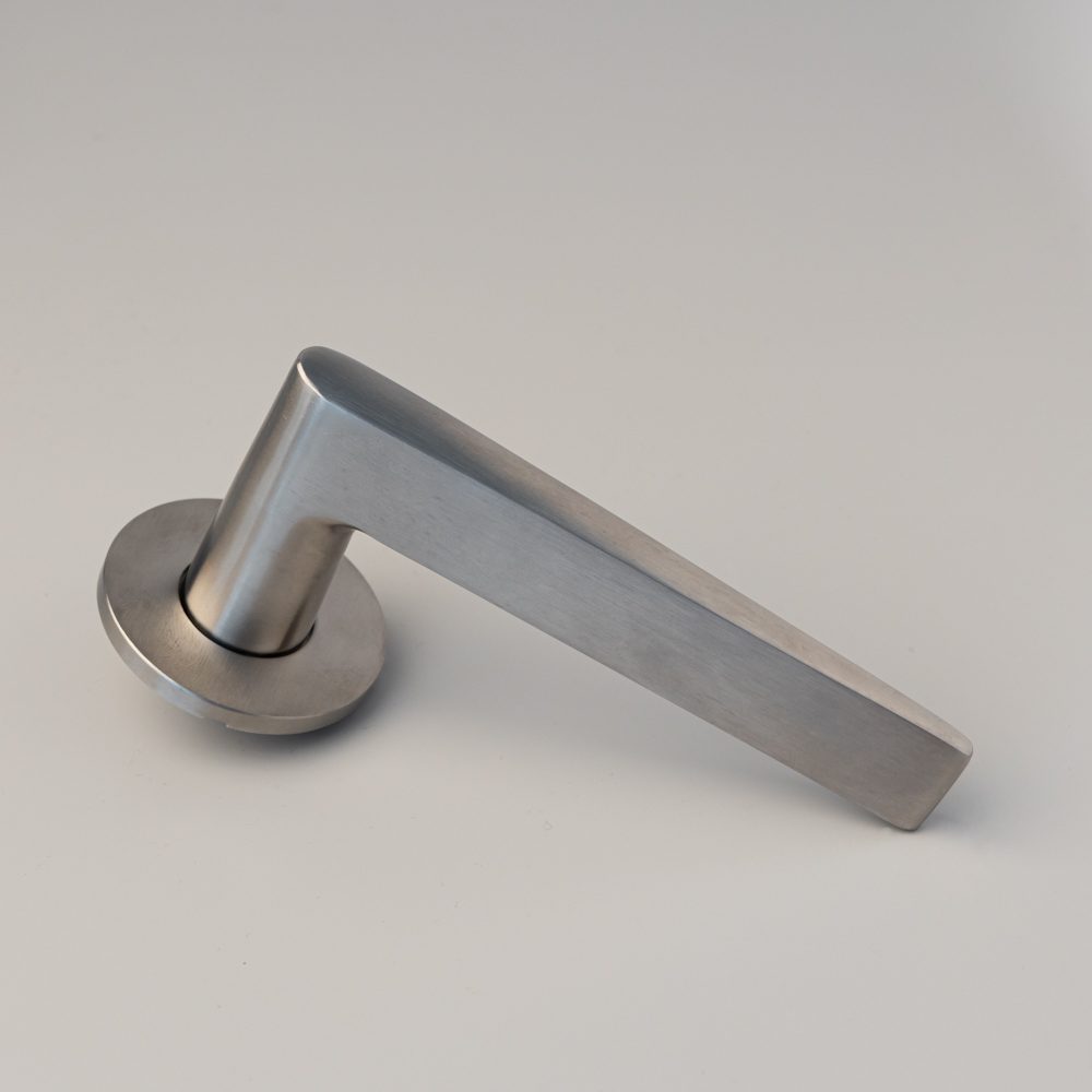 F01.1011.SSS Wedge lever on round rose