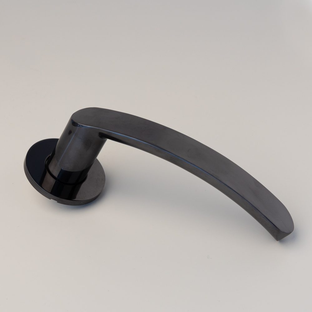 F07.1008.PGM Flat curved lever handle on round rose